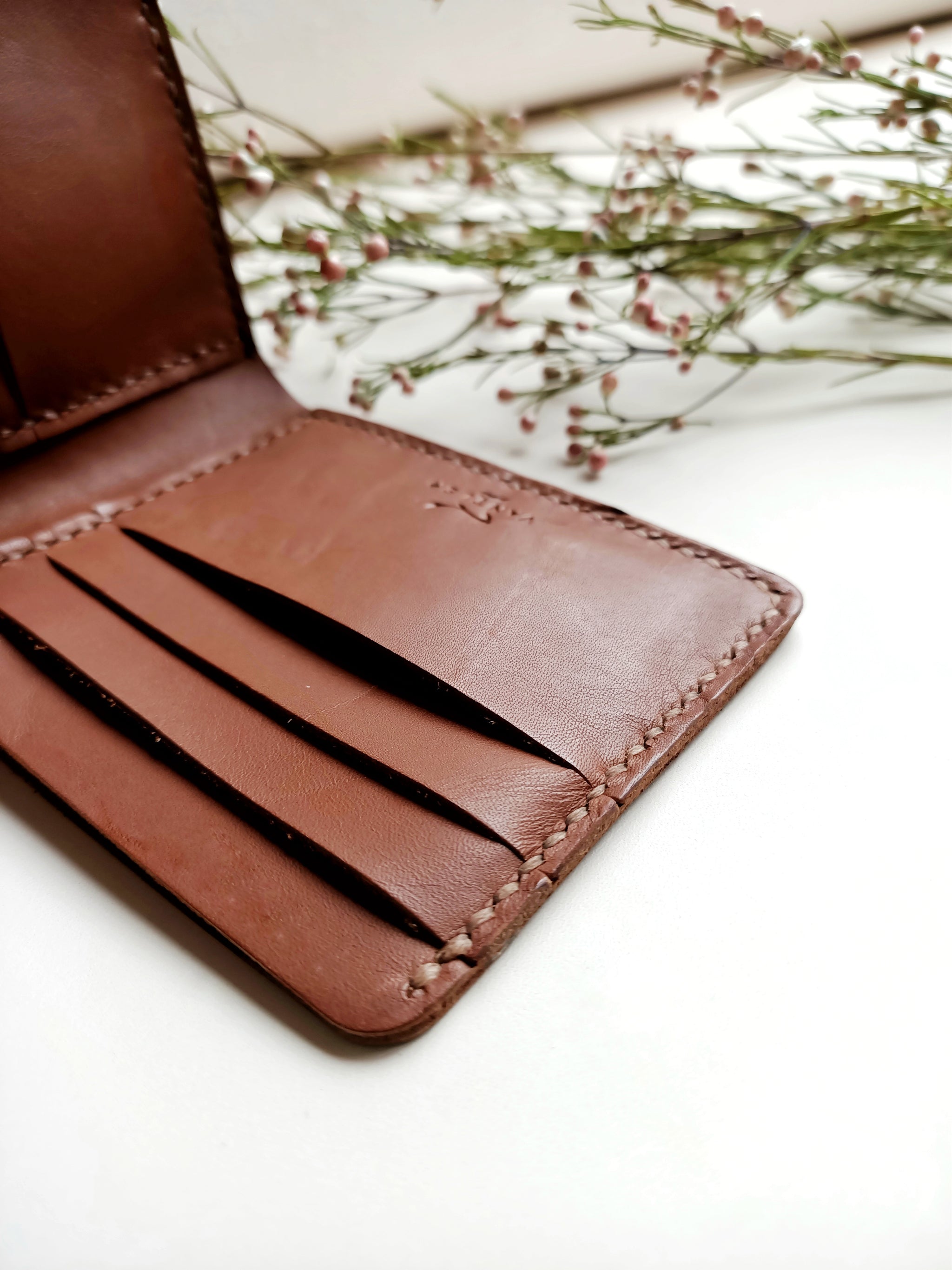 Slim Bi-Fold Wallet l Light Brown